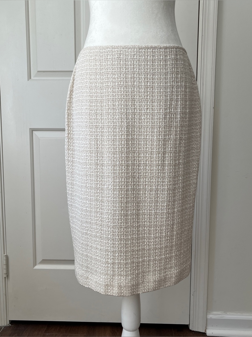 St. John Collection Black Label Tweed Skirt – Size 8 – Cream – Made in USA